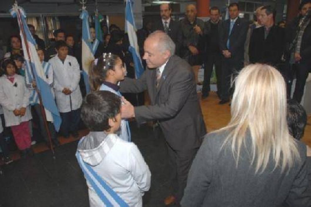La lluvia no opac� el festejo por el aniversario de la Revoluci�n 