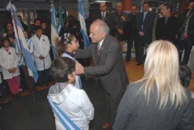 La lluvia no opac� el festejo por el aniversario de la Revoluci�n 