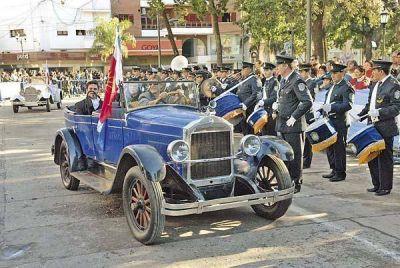 Con una verdadera fiesta c�vica, los santiague�os recordaron la Revoluci�n de Mayo en la plaza Libertad