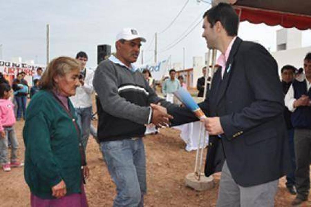 El Estado Provincial entrego mas viviendas en Apolinario Saravia