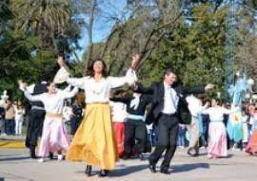 Fern�ndez le puso el "cuerpo y el alma" a los bailes folkl�ricos