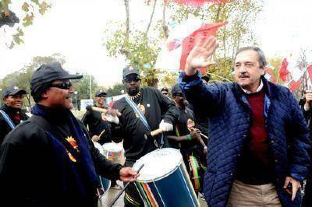 Alfons�n quiere al socialismo en un frente nacional y alianzas "distintas" en las provincias