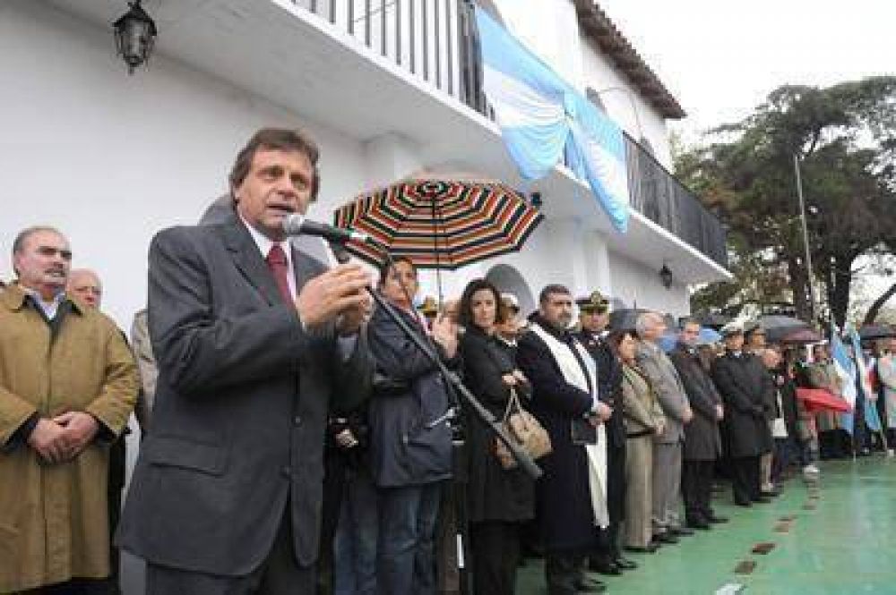 Frente a la r�plica del cabildo y con lluvia y paraguas se conmemor� el 25 de mayo