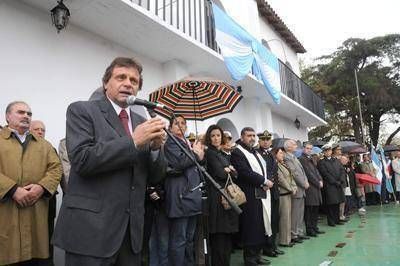 Frente a la r�plica del cabildo y con lluvia y paraguas se conmemor� el 25 de mayo