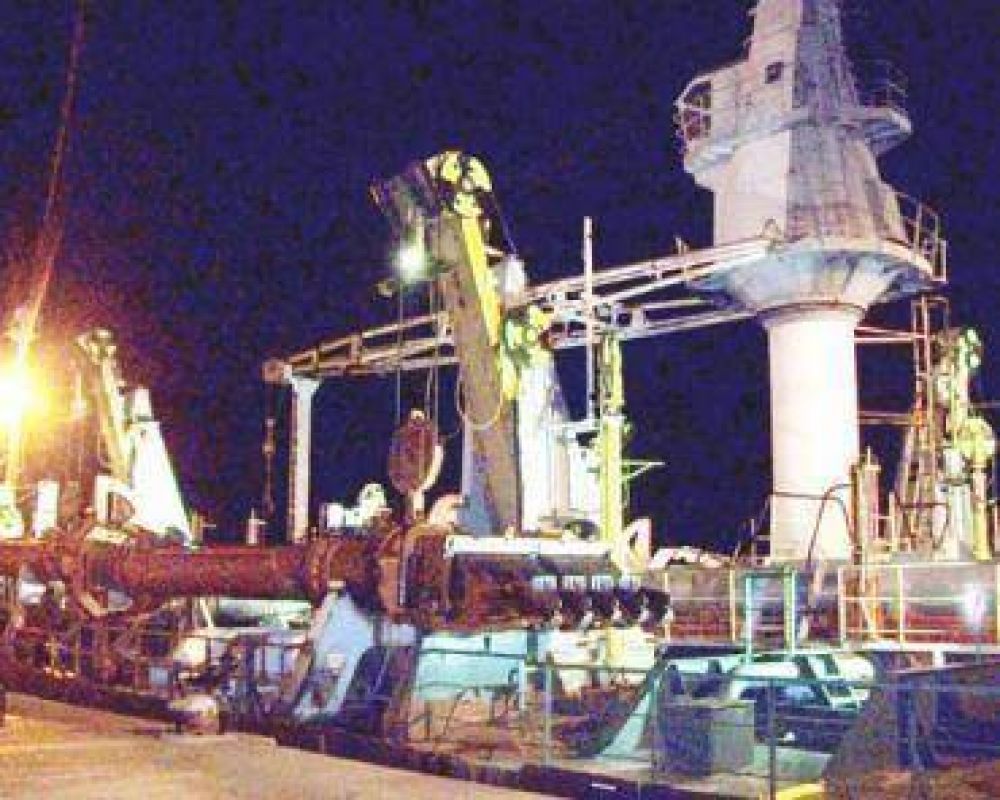 Lleg� anoche la esperada draga al puerto de la ciudad