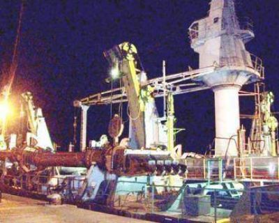 Lleg� anoche la esperada draga al puerto de la ciudad