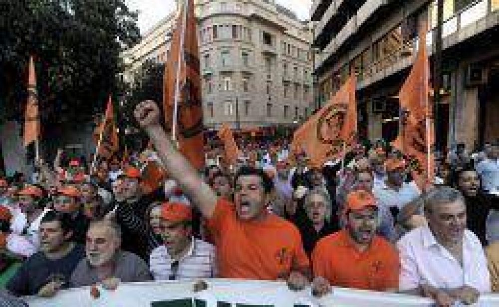 Miles de griegos imitan a "indignados" espa�oles y se manifiestan contra la clase pol�tica