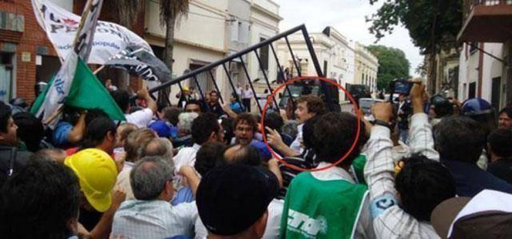 Marturet luego de entregar junto al Gobierno las titularizaciones fue a protestar por la falta de "convocatoria de Ricardo"