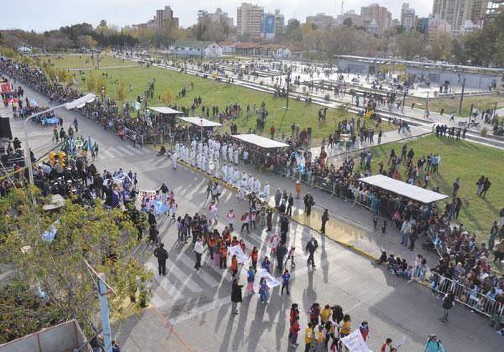 Desfile atrajo a miles de neuquinos 