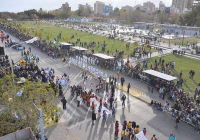 Desfile atrajo a miles de neuquinos 