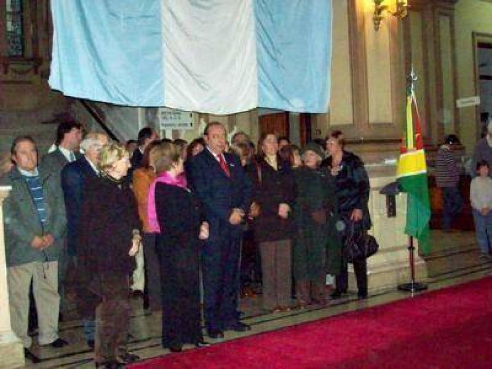 Se cumpli� el acto oficial por el 25 de mayo