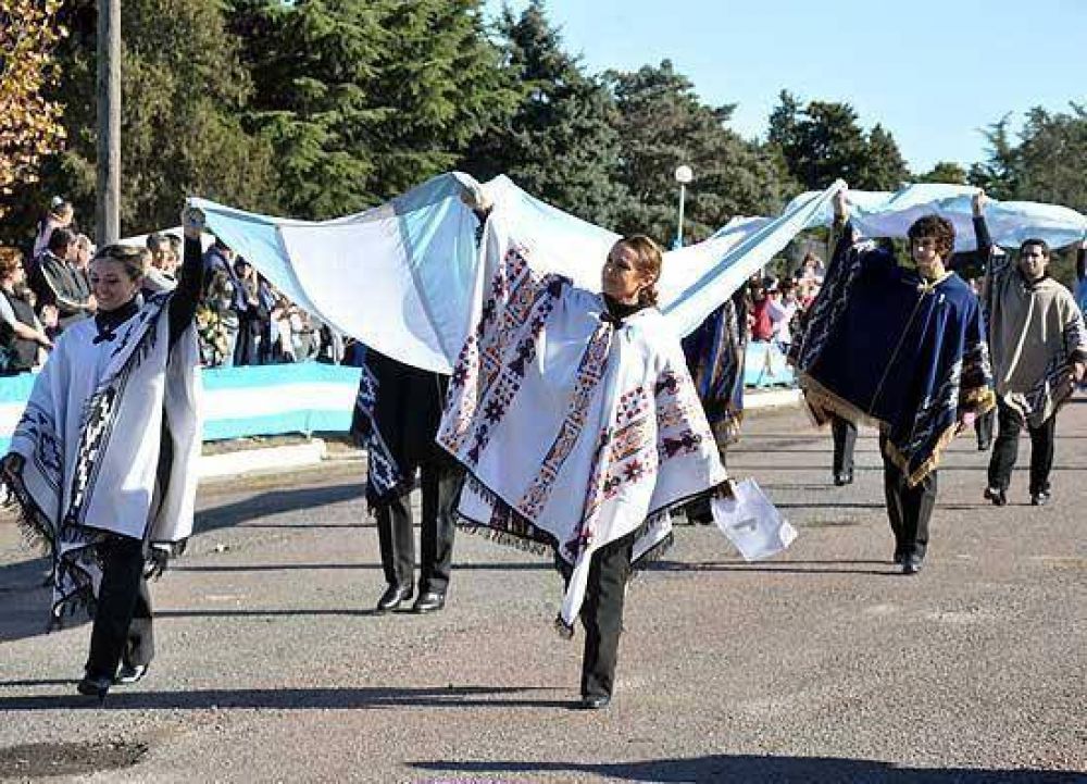 La fiesta patria convoc� masivamente en Hinojo: calles colmadas para el tradicional desfile