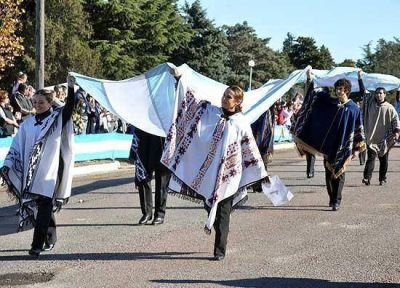 La fiesta patria convoc� masivamente en Hinojo: calles colmadas para el tradicional desfile