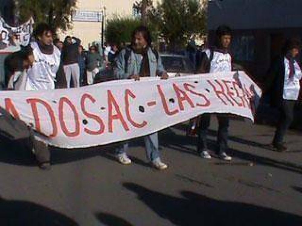 Docentes contin�an acciones pese a orden de desalojo