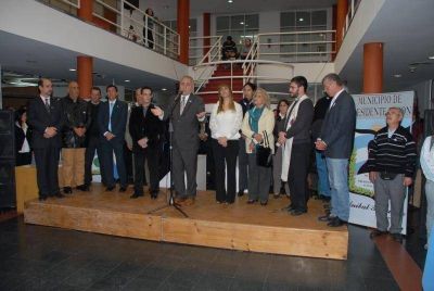 pte. per�n - Intendente Regueiro presidi� acto por aniversario de la Revoluci�n 