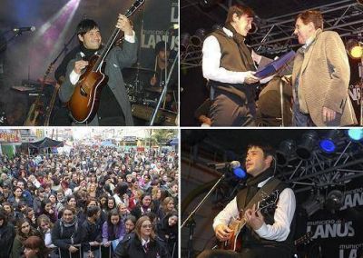 LUCIANO PEREYRA CANTO EN LANUS ANTE UNA MULTITUD