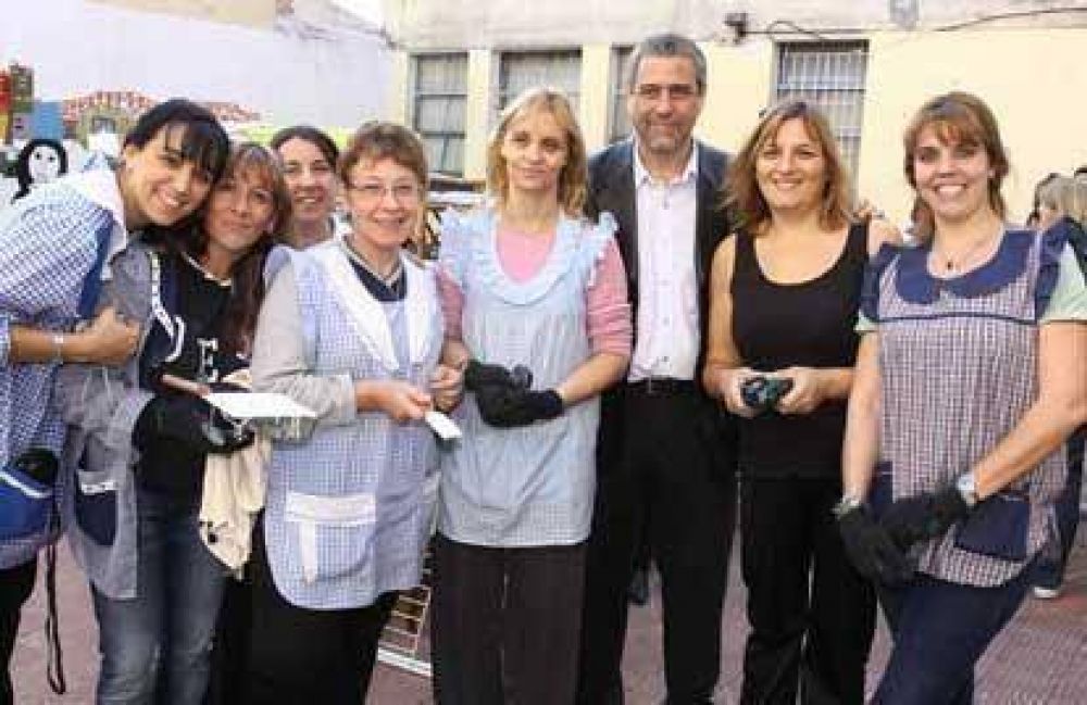 El Intendente Ferraresi visit� la Escuela Primaria N� 41 y el Jard�n de Infantes N� 917, de Pi�eiro 