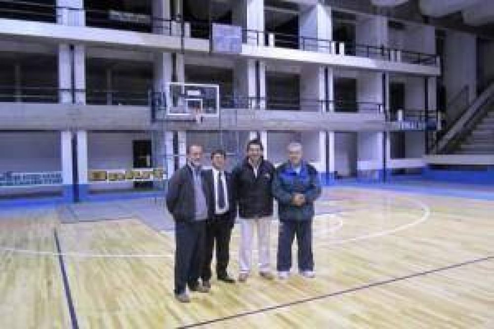 Inauguran el piso flexible de la Federaci�n de Basquet
