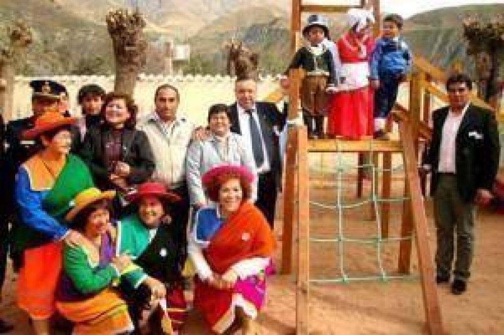 Festejos e inauguraci�n en escuela 17 de Volc�n