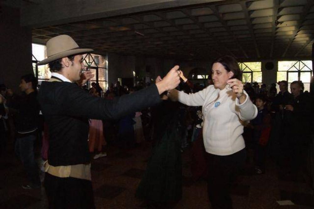 LUJ�N - LA INTENDENTA EN EL ESPECTACULO DE BAILE DEL 25 DE MAYO