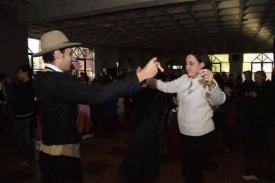LUJ�N - LA INTENDENTA EN EL ESPECTACULO DE BAILE DEL 25 DE MAYO