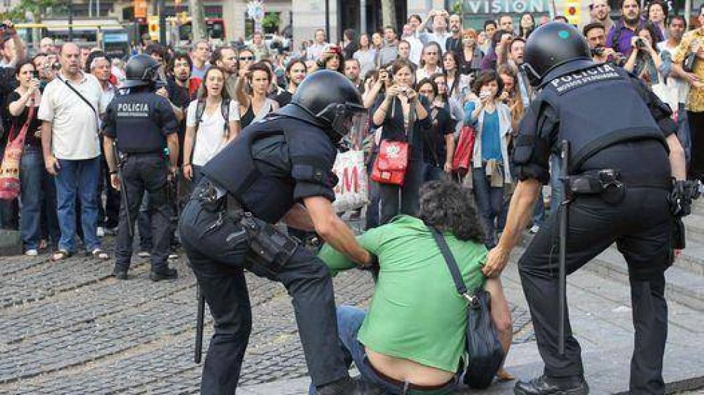 Tras un violento desalojo, los �indignados� de Barcelona volvieron a ocupar la plaza