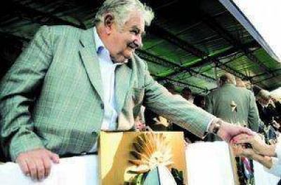 Mujica grava al campo