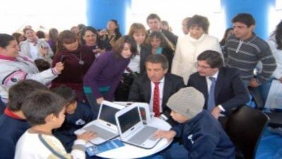 Se entregaron 12 millones de pesos para escuelas t�cnicas y netbooks para alumnos