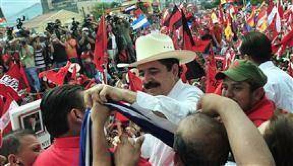Zelaya regres� a Honduras y fue recibido por una multitud