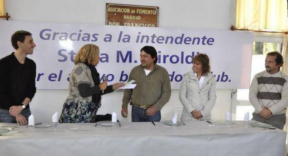 La Intendente Stella Giroldi hizo entrega de un subsidio al Club Puerto Nuevo