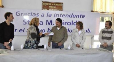La Intendente Stella Giroldi hizo entrega de un subsidio al Club Puerto Nuevo