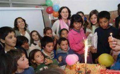 Rosso inaugur� sala de computaci�n en la Casa del Ni�o en su 43� aniversario