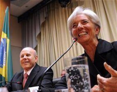 En busca del apoyo de Brasil, Lagarde promete reformas