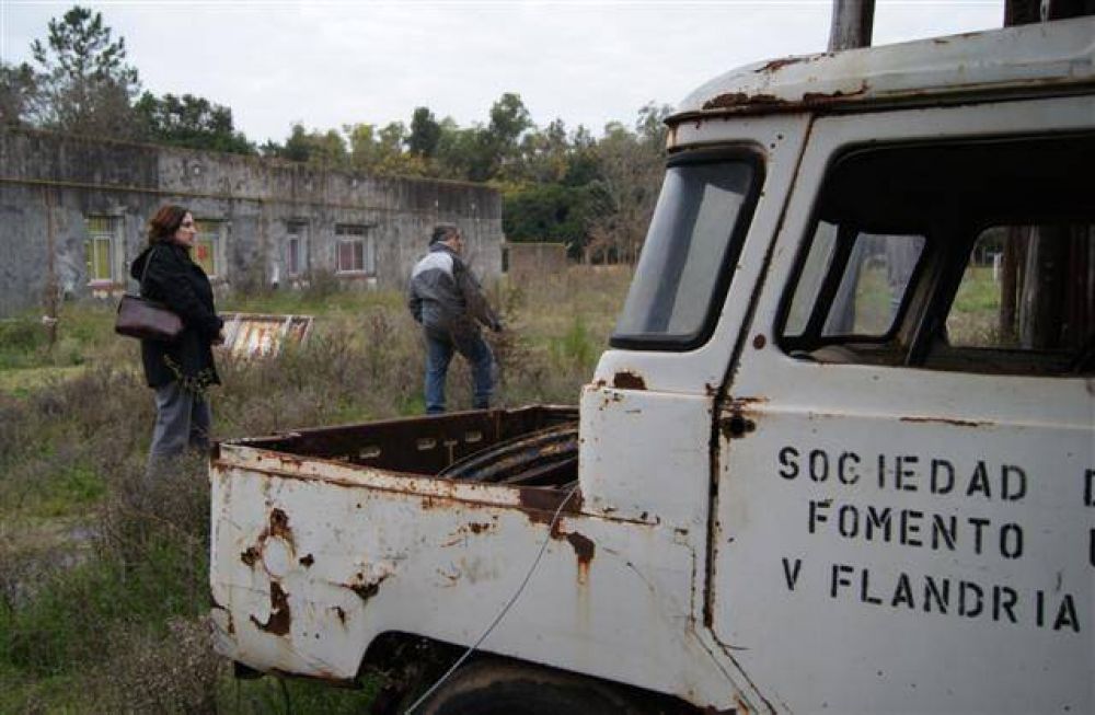 LUJ�N - LA INTENDENTA ACOMPA�O AL INTERVENTOR EN LA TOMA DE POSECION DE LA SOCIEDAD DE FOMENTO DE VILLA FLANDRIA
