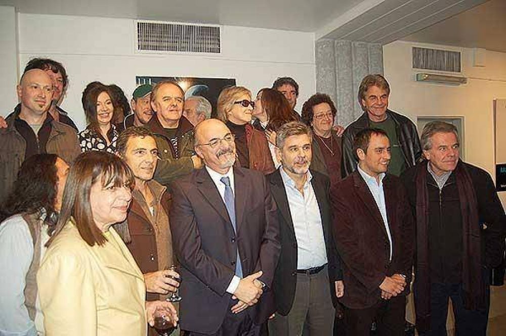 Filmus y Tomada recibieron el apoyo de artistas y representates de la Cultura