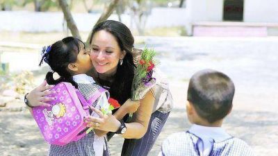 Con canciones, protegi� a sus alumnos de un tiroteo en M�xico