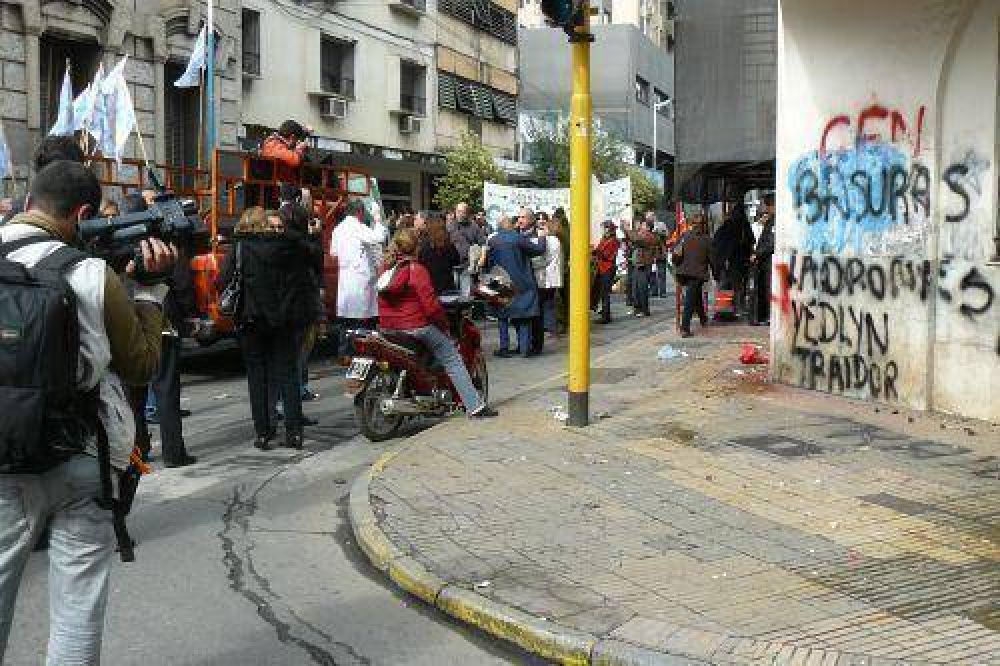 Hospitales cerrados, escrache al SIPROSA y naranjazos a Casa de Gobierno