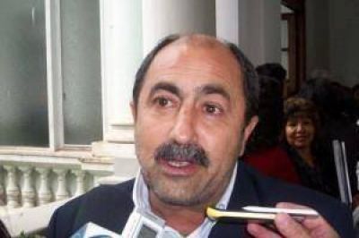 �Si Segura baj� de un plato volador, Morales vive en un submarino, encima estatal�