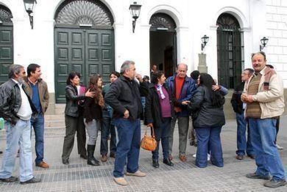 Ruidosa manifestaci�n de los vecinos de FME