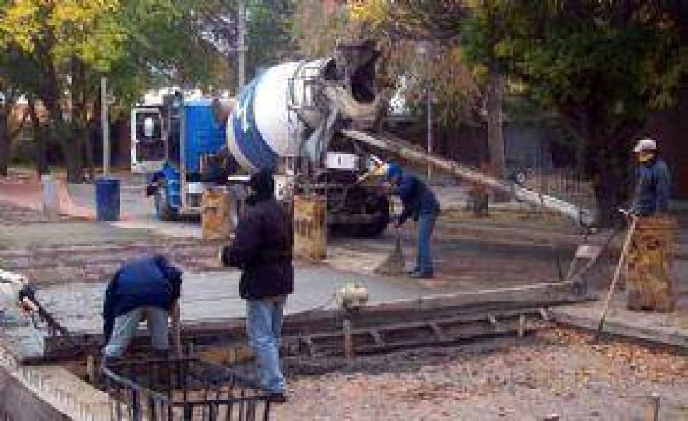 Tunuy�n: para bajar costos, los municipales asfaltan las calles