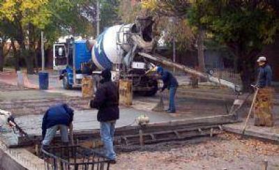 Tunuy�n: para bajar costos, los municipales asfaltan las calles