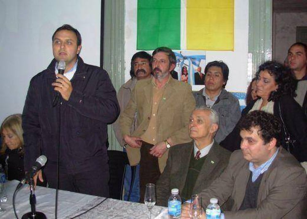 La inauguraci�n de un local del Frente para la Victoria "ivoskista" genera suspicacias...