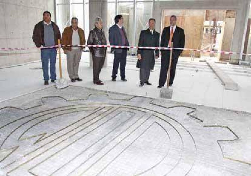 El Ing. Calzoni visit� las obras de la futura Universidad de la UOM en Avellaneda