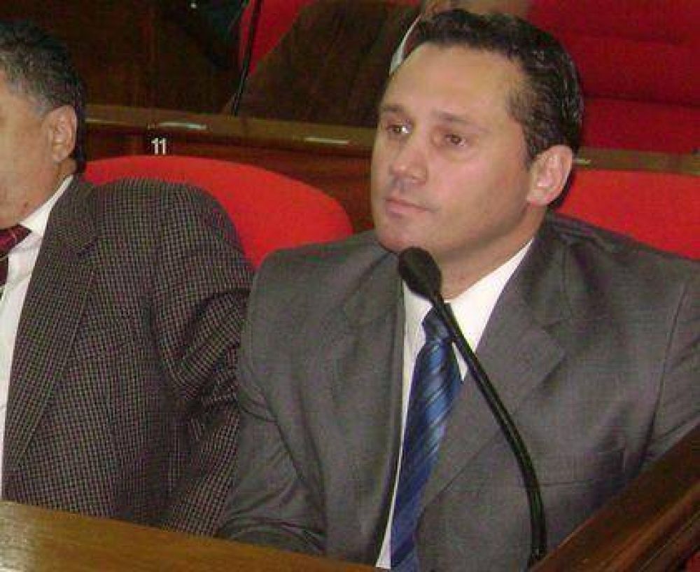 Areses pide la suspensi�n de Astobiza y sube la apuesta