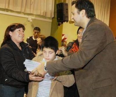 Daniel Ivoskus hizo entrega de libros en braile a instituciones