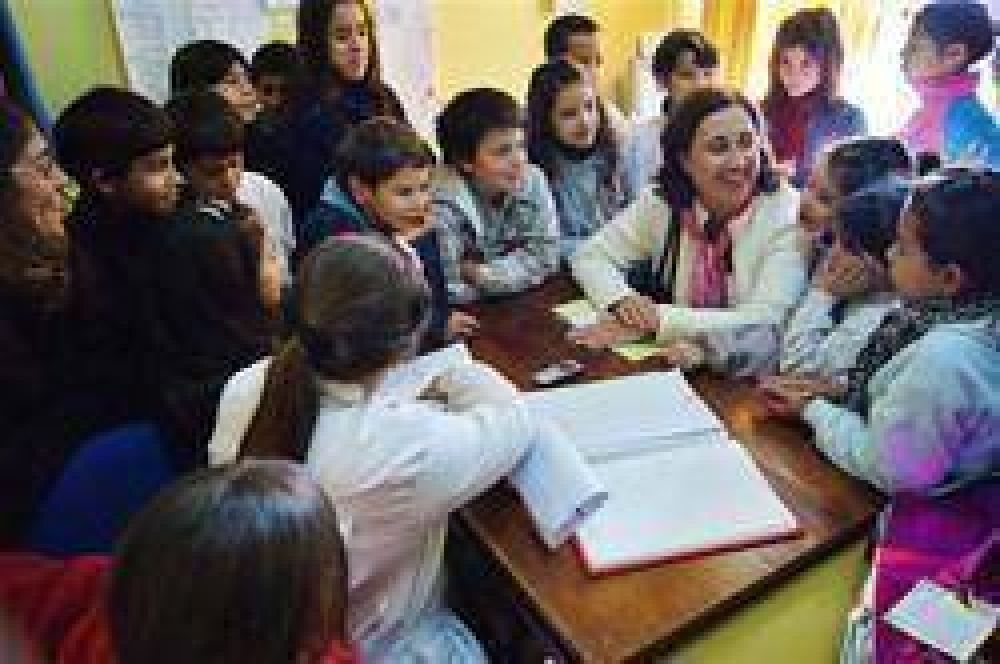  LA INTENDENTA ENTREGO UN SUBSIDIO A LA ESCUELA N� 7
