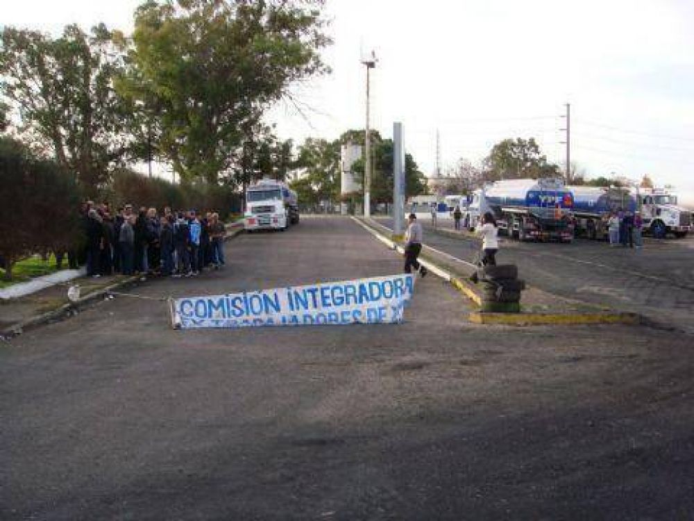 Los ex-trabajadores de YPF vuelven a bloquear la refiner�a