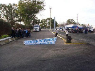 Los ex-trabajadores de YPF vuelven a bloquear la refiner�a