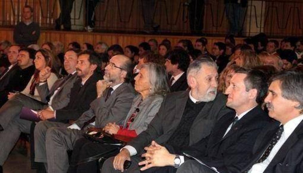 La tensi�n entre el Kirchnerismo y el PJ emergi� en el acto de los SRT 