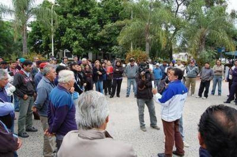 Empleados municipales cortaron una avenida de Clorinda